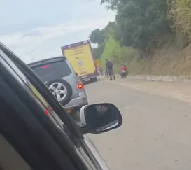 Acidente entre carro e moto causa engarrafamento na BR-101; vídeo