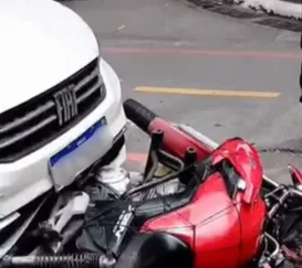 Acidente entre carro e moto deixa mulher ferida em Niterói