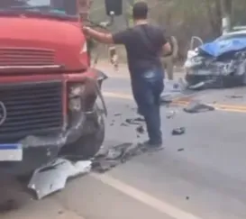 Acidente violento entre caminhão e carro da Guarda Municipal; vídeo