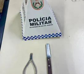 Alicate e faca apreendidos com homem que ameaçava fiéis em Niterói