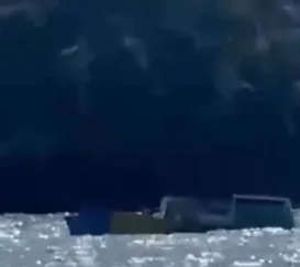 Barco com pescadores afunda em praia da Região dos Lagos; vídeo