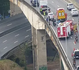 Batida entre carro e moto interdita faixas na Linha Vermelha