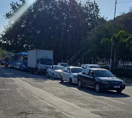 Batida entre carros para RJ-104 entre Niterói e São Gonçalo