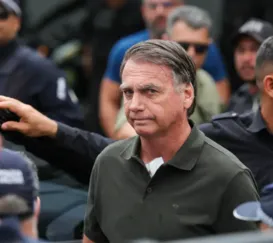 Bolsonaro realiza exame e volta à prisão domiciliar