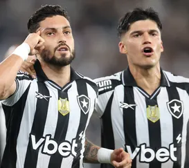 Botafogo vence o Vasco e cola no G-5 do Brasileirão