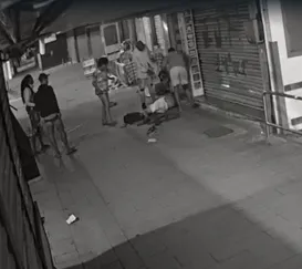Câmera flagra agressão a homem em situação de rua no Centro de Niterói