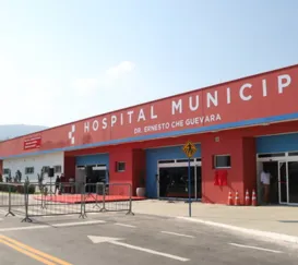 Caminhão atinge moto e deixa motociclista em estado grave em Maricá