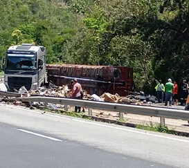 Caminhão com carga de sucata tomba na Serra e interdita BR-040