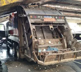 Caminhão entala na Av. Francisco Bicalho e prejudica trânsito
