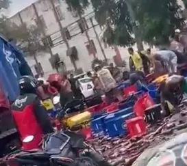 Caminhão de cerveja tomba, e carga é saqueada no Rio; vídeo