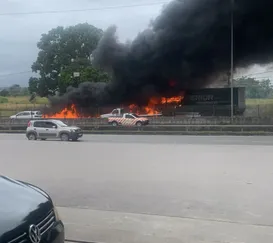 Caminhão em chamas provoca megaengarrafamento na BR-101