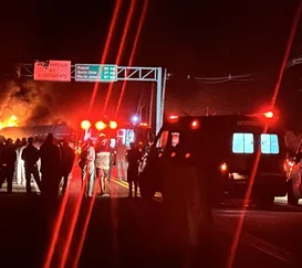 Caminhão explode após colisão com carro na BR-101