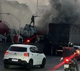 Caminhão pega fogo e interdita pista da Avenida Brasil