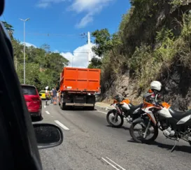 Caminhão quebrado na RJ104 complica o trânsito no sentido SG