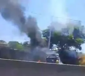 Caminhão tomba e pega fogo na BR-101, em São Gonçalo