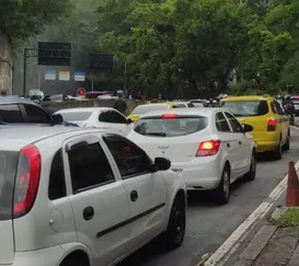 Caos no Rio: Rebouças fecha após fogo em ônibus e trânsito dá um nó