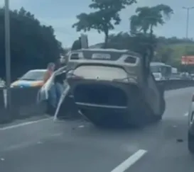 Capotamento de carro deixa trânsito lento na RJ-106, em São Gonçalo