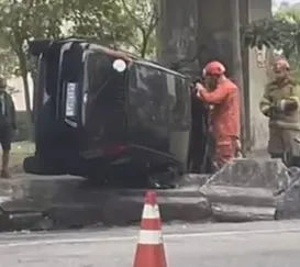 Capotamento no Centro de Niterói deixa dois feridos; vídeo
