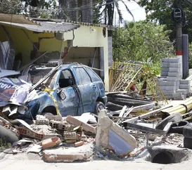 Carreta desgovernada provoca destruição em Maricá: 'Não sei o que fazer'