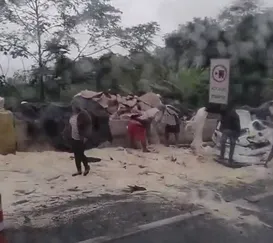 Carreta tomba na Serra das Araras e deixa quatro feridos
