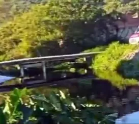 Dois morrem e quatro ficam feridos após carro cair em canal no Rio