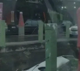 Carro capota e cai dentro de valão em São Gonçalo; vídeo