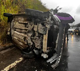 Carro capota e para trânsito na RJ-104, entre Niterói e São Gonçalo