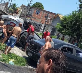 Carro capota em São Gonçalo e deixa jovem ferida