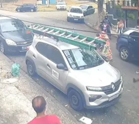 Carro com duas crianças é levado em assalto no Rio; vídeo