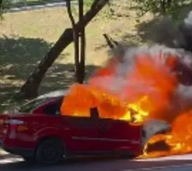 Carro é consumido pelas chamas em Niterói; vídeo