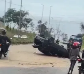 Carro fica 'de cabeça pra baixo' em acidente na RJ-104; vídeo