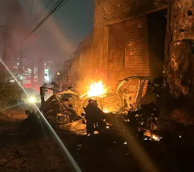 Carro pega fogo após explodir perto de hospital em SG; vídeo