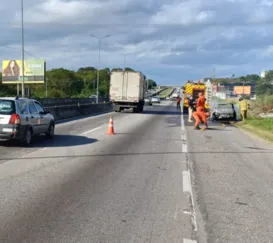Carro pega fogo e complica trânsito na BR-101 em São Gonçalo