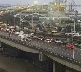 Carro pega fogo na Ponte e causa lentidão no trânsito
