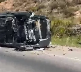 Carro tomba após forte batida na chegada a Maricá; vídeo