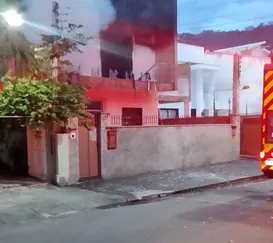 Casa pega fogo na Zona Sul de Niterói: vídeo