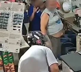 Comerciante apanha de assaltante armado no Rio; vídeo