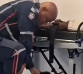 Socorrista retira a própria meia e coloca no pé de paciente; vídeo