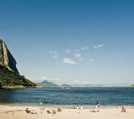 Corpo de jovem é encontrado em praia do Rio