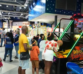 Crianças de comunidades de SG têm dia de diversão em shopping