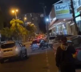 Criminosos armados roubam carro na RJ-100, em São Gonçalo