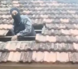Drogas são encontradas escondidas em telhado de casa em comunidade do Rio