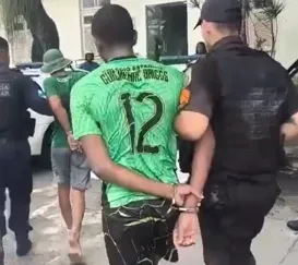 Dupla é presa desmontando moto roubada em Niterói; vídeo