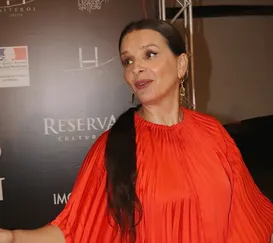 Ela chegou! Juliette Binoche apresenta novo filme em Niterói