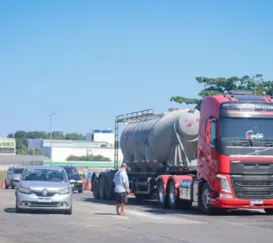 Engavetamento entre 4 caminhões complica trânsito na Magé-Manilha