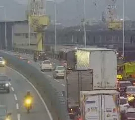 Engavetamento interdita faixa na Ponte Rio-Niterói