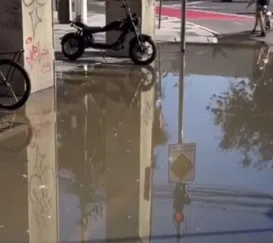 Esgoto a céu aberto fecha ciclovia e atrapalha travessia em Niterói