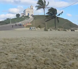 Mar agitado espalha espuma pela orla da Região dos Lagos; vídeo