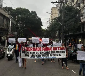 Família de jovem preso protesta nas ruas de Niterói