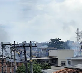 Fumaça de incêndio sufoca moradores em SG há três dias: 'Insalubre'